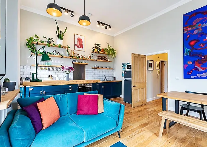 Beautiful Two Bedroom Abode Near Victoria